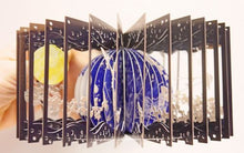 Carregar imagem no visualizador da galeria, Earth and Moon 360 Book