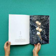 Carregar imagem no visualizador da galeria, A Stitch Out of Time